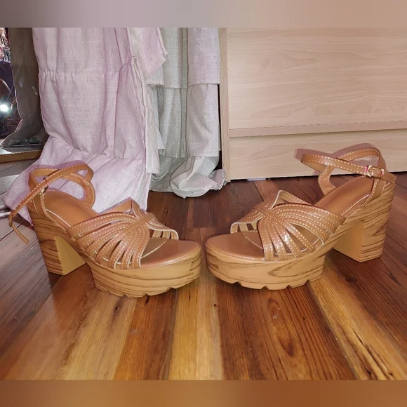 Elegant Tan Brown Platform Sandals - Picture 1 of 7